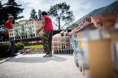 Arbeiter fügen ein Haus in die Kulisse der Piazza Grande ein. (Bild: Gabriele Putzu/Ti-Press/Keystone)
