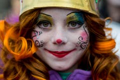 Ein geschminktes Mädchen am Umzug "ZüriCarneval 2015". (Bild: ENNIO LEANZA)
