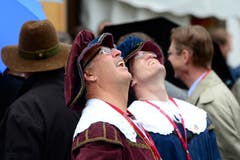 Zwei Besucher beobachten eine Flugshow während den Feierlichkeiten zum Volksfest 700 Jahre Schlacht am Morgarten. (Bild: Keystone/Urs Flüeler)