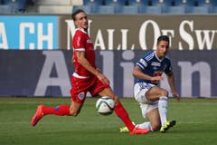 Luzerns Joao Oliveira (R) flankt zum 2:2 gegen Sions Vincent Ruefli. (Bild: Philipp Schmidli)