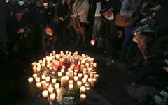 In Sydney zünden Menschen Kerzen zum Gedenken an die Opfer an. (Bild: Rob Griffith)