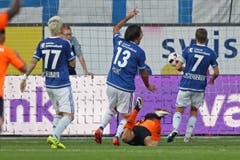 Nachdem Francesco Margiotta vom FCLS zum 1:1 ausgleichen kann, reklamiert die Luzerner Abwehr vergebens ein Offside. (Bild: Philipp Schmidli / Luzerner Zeitung)