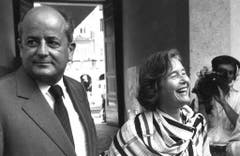 Undatierte Aufnahme von Hans W. Kopp und seiner Frau Elisabeth. Sein Bild in der Öffentlichkeit war nicht das beste: Monate vor dem verhängnisvollen Telefonat wurde er in der Presse als Steuerhinterzieher gebrandmarkt. Und schon vor der Wahl in den Bundesrat galt Hans W. Kopp als zwielichtige Figur. (Bild: Keystone)