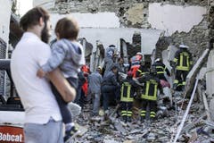 Rettungskräfte suchen in den Trümmern von Pescara del Tronto nach Überlebenden. (Bild: EPA / Cristiano Chiodi)