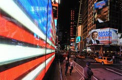 Auch auf einem grossen Plakat wird bereits die Wiederwahl von Barack Obama verkündet. (Bild: Keystone)