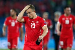 Xherdan Shaqiri verlässt nach der Niederlage enttäuscht das Spielfeld. (Bild: Keystone/Peter Klaunzer)
