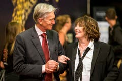 Marco Solari ist Präsident des Filmfestivals. Er begrüsst die britische Schauspielerin und Sängerin Jane Birkin am Eröffnungstag. (Bild: Keystone)