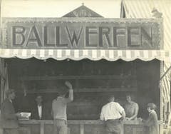 Das waren noch Chilbi-Zeiten: Bei Josef Zanolla senior und August Zanolla kann man seine Zielfertigkeit beweisen. Bild vermutlich aus den 1930er-Jahren. (Bild: Privatarchiv der Familie Zanolla)
