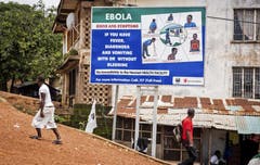Dieses Hinweisschild warnt die Bevölkerung im Land Sierra Leone vor den Symptomen des tödlichen Ebolavirus. (Bild: Keystone)