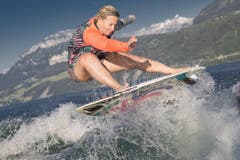 Mit Korina Anna Smyrek war eine der weltweit talentiertesten Wakesurf-Freestylerinnen ihrer Klasse zu Gast in Beckenried. (Bild: André A. Niederberger / Neue NZ)
