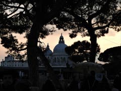 Diese Sonnenuntergangs-Stimmung am Canale Grande in Venedig, umgeben von mystischen Gestalten, war ein Erlebnis der ganz besonderen Art. (Bild: Margrith Imhof-Röthlin)