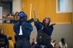 41. KENDO Schweizermeisterschaft in der Turnhalle Utenberg in Luzern: Kendo ist eine traditionelle japanische Schwertkampfkunst. Im Bild links: Strub aus Genf rechts: Schoch aus Basel (Bild: Roger Grütter/Neue LZ)
