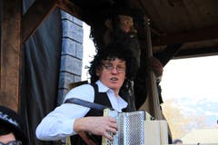 Der Zunftmeisterwagen: "Wotsch es vor oder ännet em Gotthard gmiätlich ha, chasch is Beizli oder Grotto ga." (Bild: Andrea Waser / Neue NZ)