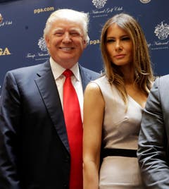 Der amerikanische Unternehmer Donald Trump mit seiner dritten Ehefrau Melania: Von Ivana, Ehefrau Nummer 1, liess sich der 67-Jährige 1992 scheiden. (Bild: Keystone)