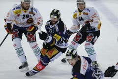 Zugs Josh Holden und Berns Philippe Furrer (links) und Christoph Bertschy (rechts). (Bild: Stefan Kaiser / Neue ZZ)