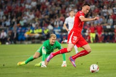 Josip Drmic umspielt Goalie Joe Hart. (Bild: Keystone/Ennio Leanza)