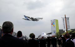 Besucher schauen sich gespannt den Demonstrationsflug des Airbus A380 an. (Bild: Christophe Ena)