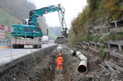 Das neue Leitungsnetz für das Abwasser entsteht im Bereich Träschlibach entlang der Fahrbahn. (Bild: Philipp Unterschütz / Neue NZ)