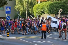 Friedlicher Fanmarsch der Basler Fans vor dem Match zum Stadion. (Bild: Philipp Schmidli)