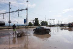 Ein Arbeiter putzt den Bahnhofplatz in Pfäffikon. (Bild: Keystone / Alexandra Wey)
