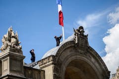 Die Fahne beim Elysee-palast steht auf Halbmast. (Bild: EPA/Christophe Petit Tesson)