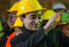 Marco Borradori, Bürgermeister von Lugano, macht Fotos mit seinem Smartphone. (Bild: Keystone)