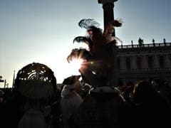 Diese Sonnenuntergangs-Stimmung in Venedig, zwischen so schönen Masken, bleibt bestimmt für immer in sehr guter Erinnerung. (Bild: Margrith Imhof-Röthlin)