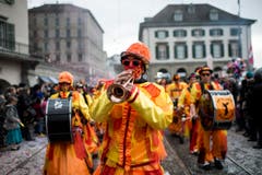 Eine kostümierte Person spielt Trompete und läuft am Umzug "ZüriCarneval 2015". (Bild: ENNIO LEANZA)