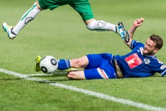Jakob Jantscher von Luzern erobert einen Ball während dem Fussball Meisterschaftsspiel der Super League zwischen dem FC St. Gallen und dem FC Luzern am Sonntag, 22. Mai 2016, in der AFG Arena in St. Gallen. (Bild: (KEYSTONE/Sebastian Schneider))