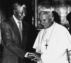 Nelson Mandela bei einem Treffen mit Papst Johannes Paul II im Vatikan im Juni 1990. (Bild: Keystone)