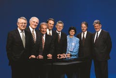 1997 (von links) Bundespräsident Arnold Koller, Flavio Cotti, Jean-Pascal Delamuraz, Adolf Ogi, Kaspar Villiger, Ruth Dreifuss, Moritz Leuenberger und Bundeskanzler François Couchepin. Auffallend ist, dass sich der Bundesrat darauf moderner und dynamischer präsentiert als auf den bisherigen Karten. Trotzdem hält sich auch die fünfte Ausgabe der Autogrammkarte an das Protokoll. (Bild: Bundeskanzlei)