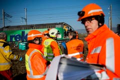 Neben zahlreichen Sanitätsfahrzeugen, Sicherheitsleuten und der Rega war auch die Chemiewehr im Einsatz, da aus der Lokomotive Öl auslaufen könnte. (Bild: Keystone / Ennio Leanza)