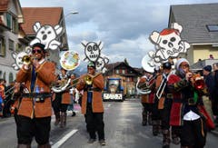 Farbige Töne in Giswil ... Die Loiwifäger aus Giswil (Bild: Romano Cuonz (Neue NZ))