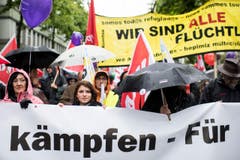 Der Tag der Arbeit steht dieses Jahr im Zeichen der AHV. Die Gewerkschaften stellen den 1. Mai unter das Motto "Gemeinsam kaempfen - fuer eine starke AHV". Der Slogan des Zuercher 1. Mai-Komitees heisst zudem "Wir sind alle Fluechtlinge". (Bild: KEYSTONE/Ennio Leanza)