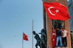 Menschen protestieren am Samstag gegen den Militärputsch auf dem Taksim Platz in Istanbul. (Bild: AP Photo/Emrah Gurel)