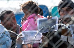 Migrants wait at border between Greece and Macedonia (Bild: Keystone)