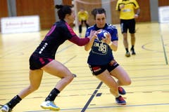 Ria Estermann vom LK Zu (rechts) setzt sich durch. (Bild: Werner Schelbert)