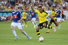 Luzerns François Affolter (links) im Duell mit Dortmunds Pierre Emerick Aubameyang. (Bild: Philipp Schmidli)