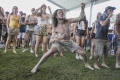 Ein Fan wird mitgerissen. (Bild: André A. Niederberger / Neue NZ)