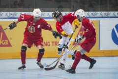Der Schweizer Ismael Metroz (Mitte) wird von den beiden portugiesischen Spielern Ryan Leal und Dustin Macbeth in die Mangel genommen. (Bild: Maria Schmid (Neue ZZ))