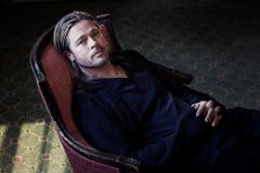 Der nachdenkliche Beau: Die Boulevardmedien geben sich noch immer mit dem Schönling Brad Pitt zufrieden. Dieser aber will mehr, viel mehr. Und verfolgt seine Pläne deshalb in aller Stille. (Bild: Keystone)