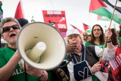 Lautstark legen sich die die palästinensischen Demonstranten ins Zeug. (Bild: KEYSTONE/ENNIO LEANZA)