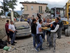 Ein Mann wird in Amatrice aus den Trümmern geborgen. (Bild: AP / Alessandra Tarantino)