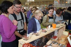 Es durfte nach Herzenslust probiert werden. (Bild: Ernst Immoos)