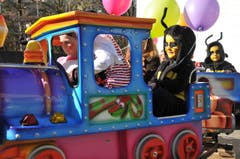 An der Kinderfasnacht Hergiswil sorgten längst nicht nur die Kleinen für die fasnächtliche Stimmung. (Bild: Matthias Piazza (Hergiswil, 17. Februar 2017))