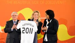 Der damalige Präsident des deutschen Fussbalbundes Theo Zwanziger, Maria Furtwängler und Steffi Jones, OK-Präsidentin der Fussball-Frauen-WM in Deutschland präsentieren im Januar 2011 das Trikot für die WM. (Bild: Keystone)