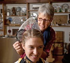 Silvia Käslin zieht Silvia Gut den Kopfschmuck an Im Hintergrund Kobi Würsch. (Bild: Corinne Glanzmann / Neue NZ)