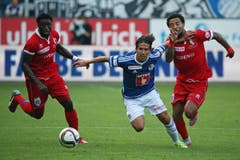Luzerns Jahmir Hyka (M) gegen Sions Carlitos (R) und Pa Modou (L). (Bild: Philipp Schmidli)