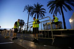 An der Promenade Des Anglais wurden Zäune aufgestellt, um die Unglücksstelle abzuriegeln. (Bild: AP Photo / Luca Bruno)