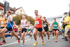 Die Läufer legen beim Start zum Halbmarathonein hohes Tempo vor. (Bild: Manuela Jans-Koch / Neue LZ)